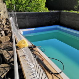 Piscine Extérieure à Coque : Élégance et Facilité d'Entretien Grasse